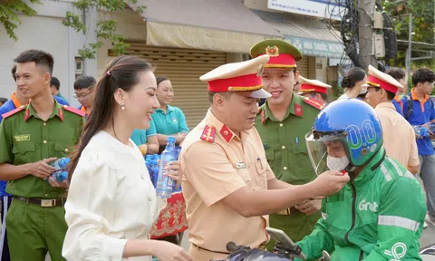 Hoa hậu Nhân ái Nguyễn Ngọc Hiếu cùng lực lượng Cảnh sát giao thông TP.HCM mang Tết về cho người dân