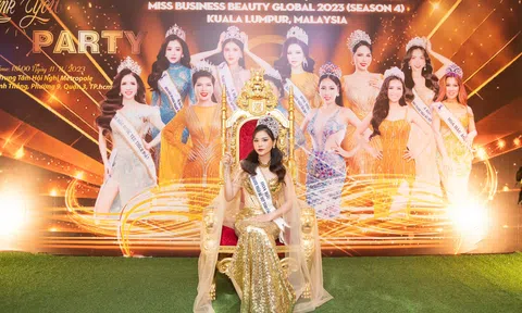 Sau đăng quang, Hoa hậu Bạc Kim Oanh vỡ òa hạnh phúc trong vòng tay yêu thương của gia đình