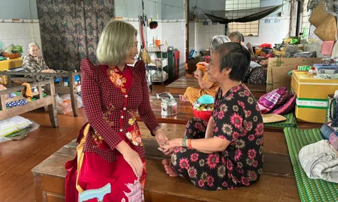 Hoa hậu thiện nguyện Trịnh Lan Trinh mang yêu thương đến chùa Kim Phước