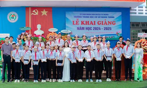 Hoa hậu Ánh Tuyết thực hiện hoạt động ý nghĩa nhân ngày tựu trường năm học mới